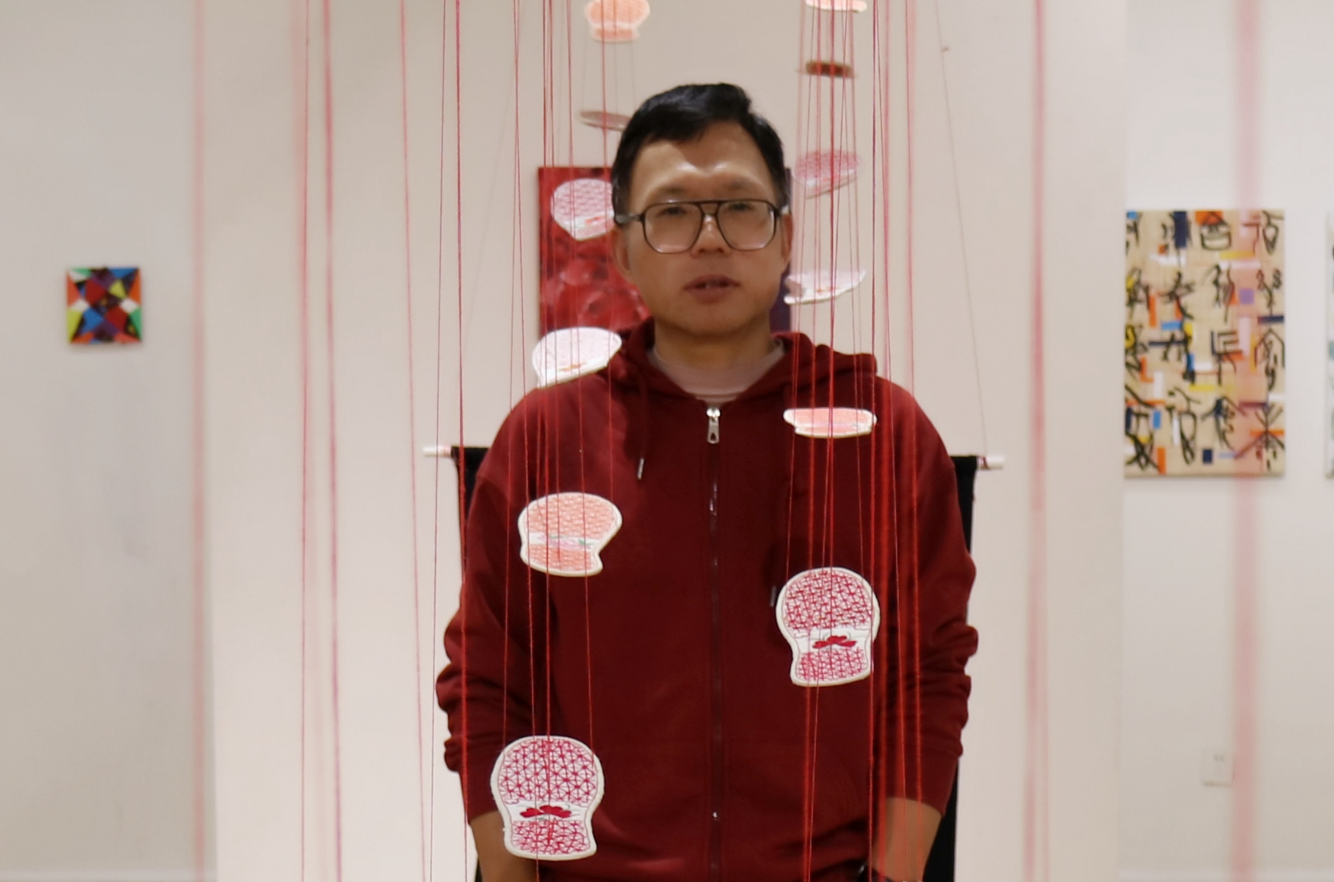 心与心的对话：尹小龙艺术展“纽带”中的“怼谈”启示录‌